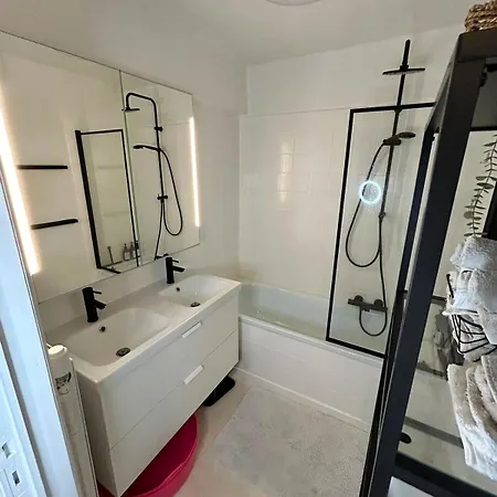 Spacious Bright Near The Center Of